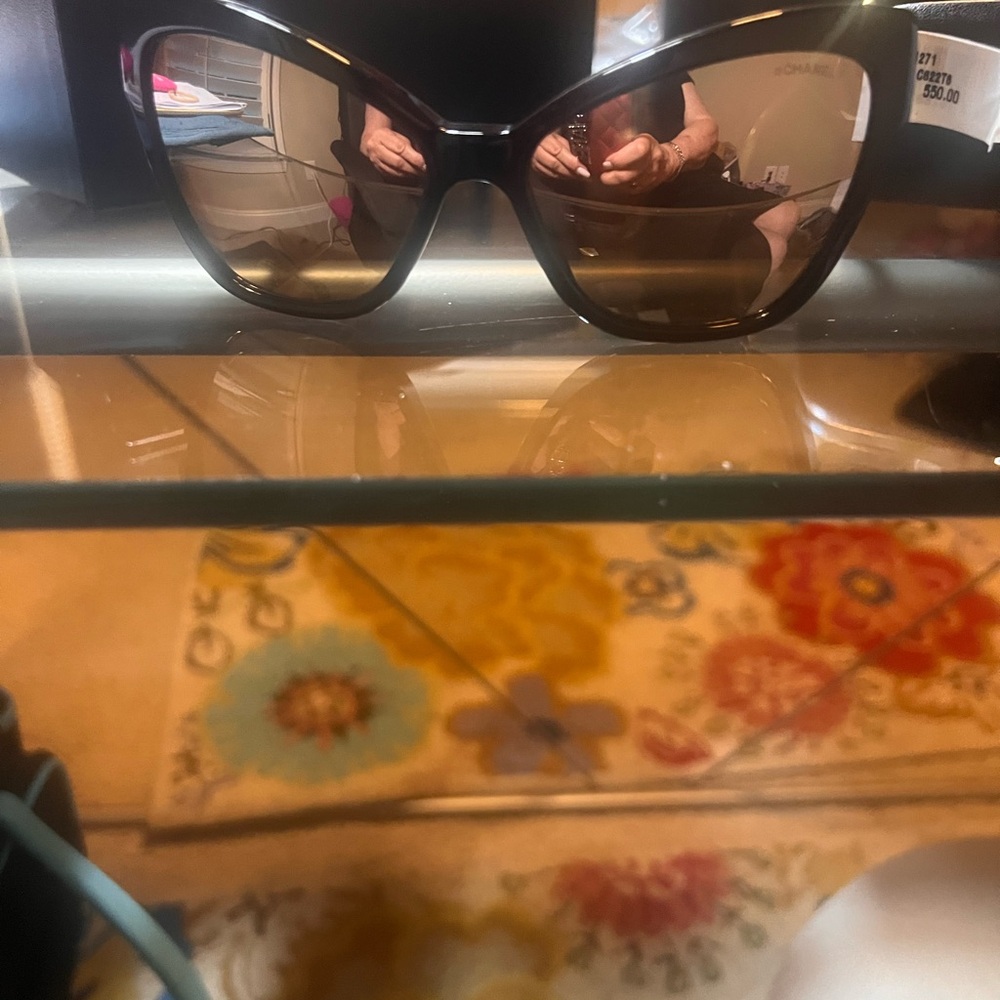 CHANEL Glossy Black Sunglasses with Gold Logo and Gold mirror lens - Picture 4 of 8